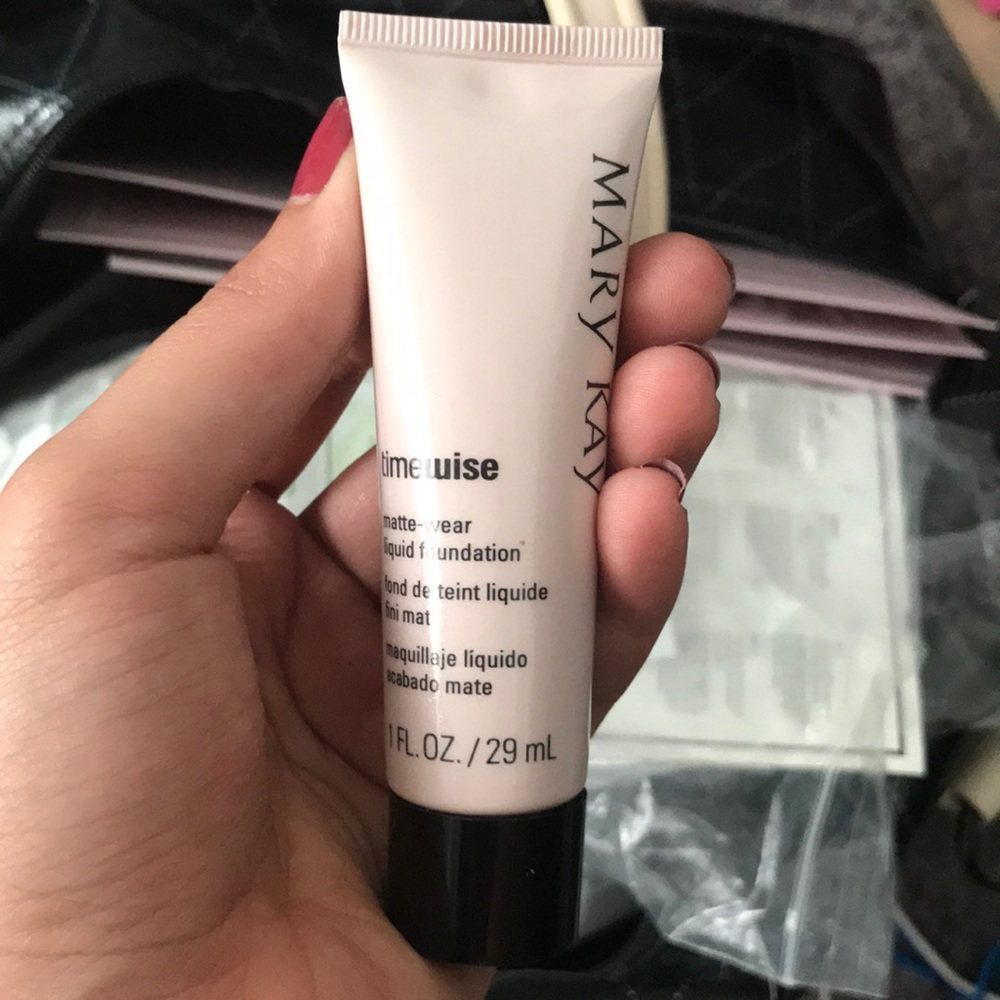 Mark Kay Luminous-Wear Liquid Foundation